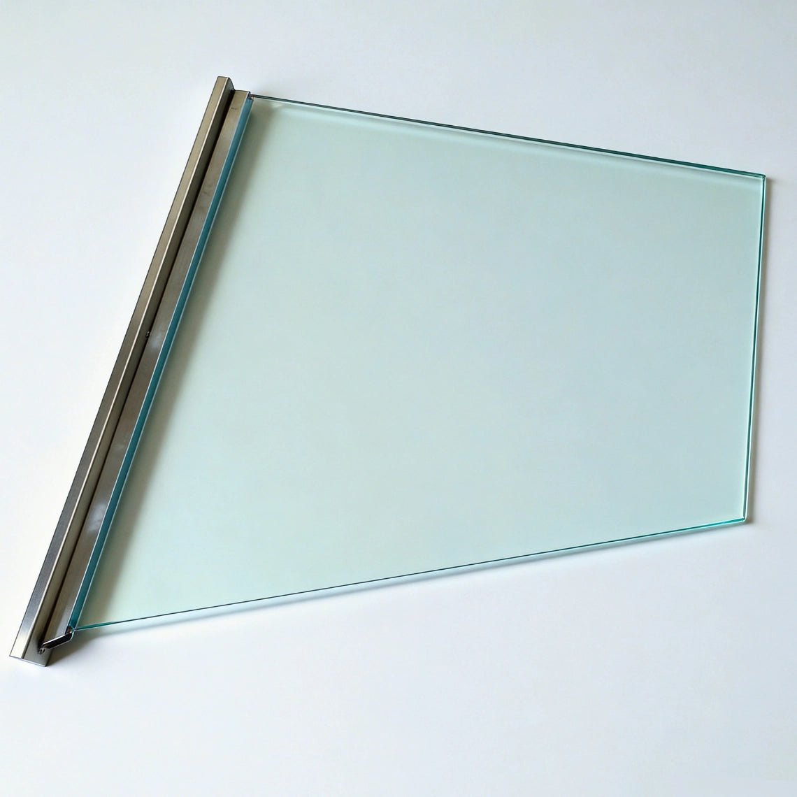 Sanitary tempered glass side panel for the french fry holding station, designed to protect food and maintain hygiene in QSR kitchens.