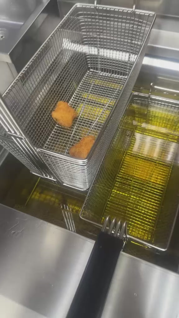Five-star customer review from Abu Dhabi, UAE, showcasing the high performance of the TS-EF301 commercial electric fryer for their new restaurant grand opening.
